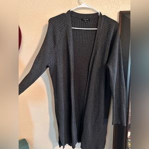 Thick knit cardigan with side slits